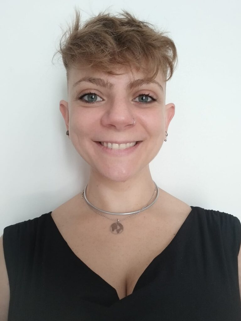 foto della professionista sorridente in primo piano