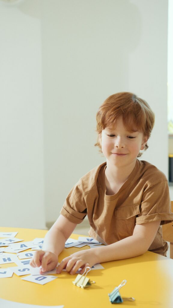 bambino che gioca con delle lettere