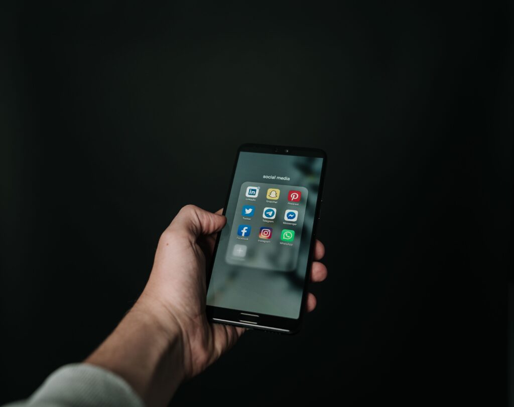 Il ruolo dei media e dell’informazione continua.