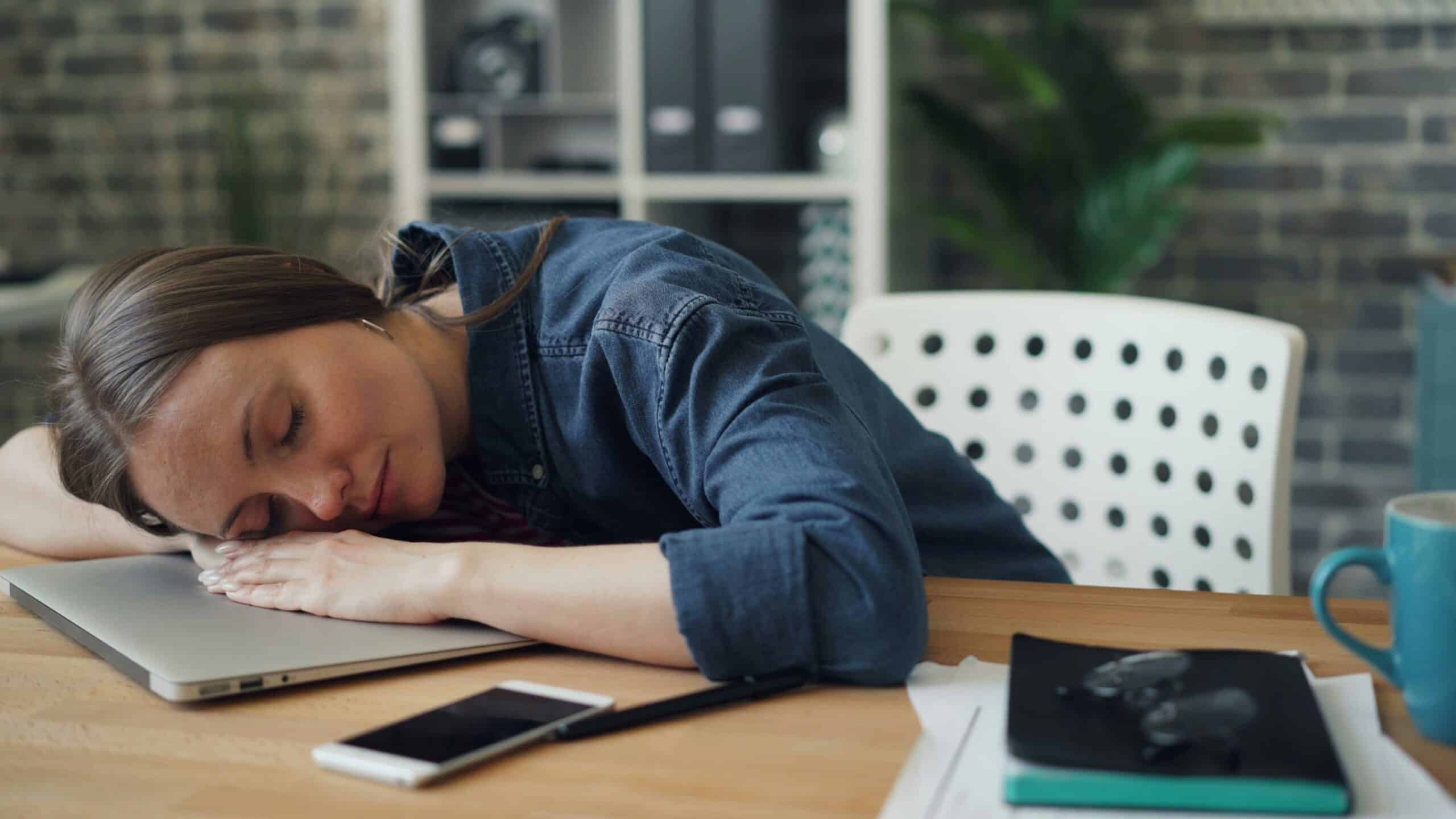 ragazza addormentata sul computer