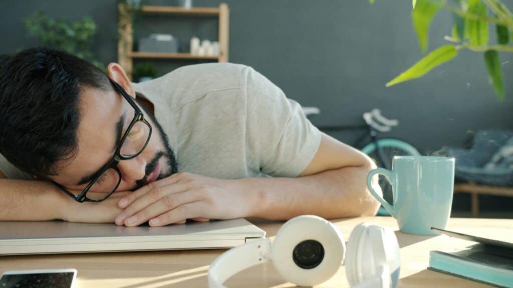 ragazzo addormentato sui libri durante la giornata